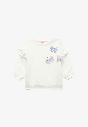 Hvid sweatshirt med rund halsudskæring og flæseærmer, prydet med flerfarvede sommerfugle-applikationer i forskellige størrelser og teksturer.