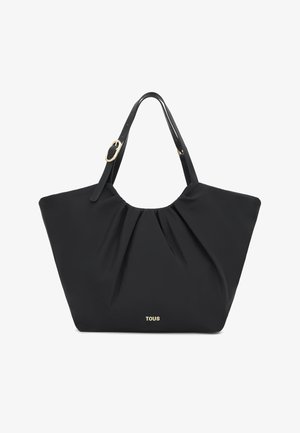 Borsa tote morbida nera con design plissettato, tracolla regolabile con fibbia dorata e piccolo logo "TOUS" dorato sulla parte anteriore.