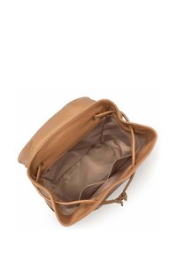 Borsa a secchiello in pelle color tan con chiusura a cordoncino e superficie liscia. L'interno è foderato in tessuto beige e non presenta scomparti aggiuntivi.