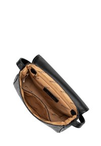 Borsa a mano in pelle nera con un'esterno testurizzato, fodera in tessuto beige, scomparto con cerniera e dettaglio del logo sul lato interno.