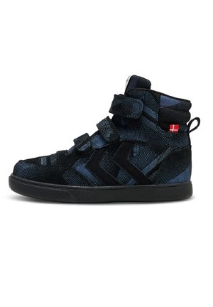 Hochschnitt-Sneaker mit einem strukturierten schwarzen und blauen Stoffdesign, ausgestattet mit Klettverschlüssen und einem kontrastierenden roten Akzent auf der Rückseite.