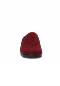 Scarpa slip-on rossa in rete con punta arrotondata e suola in gomma nera. Presenta una tomaia senza cuciture e un design semplice e raffinato.