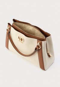 Borsa a tracolla in tela beige con dettagli in pelle marrone, ferramenta dorata, chiusura con zip e interno con rivestimento decorato.