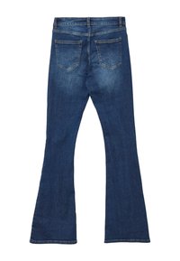 Jeans in denim svasati di blu medio con una finitura sbiadita, caratterizzati da due tasche posteriori e un design standard della vita.