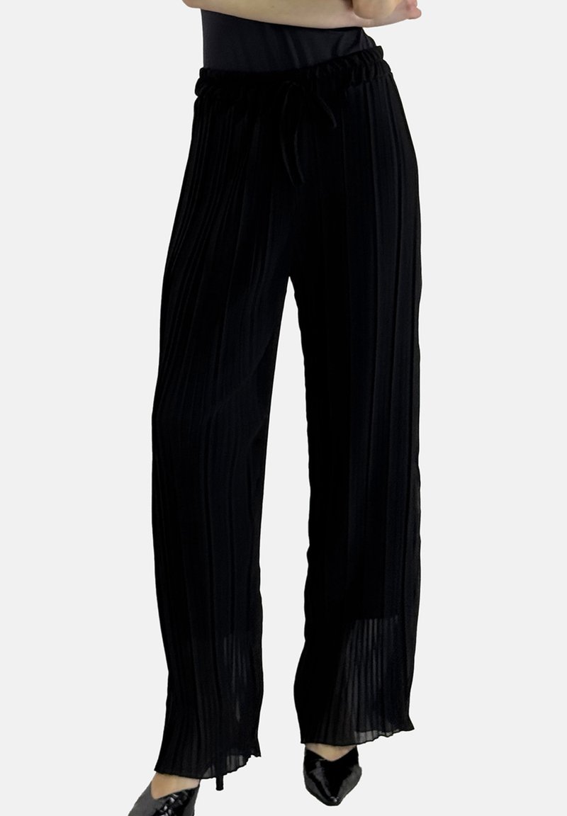 Zwarte geplooide broek met een wijde pijp, elastische tailleband en trekkoord. Lichtgewicht stof met een gladde textuur en een vloeiende val.