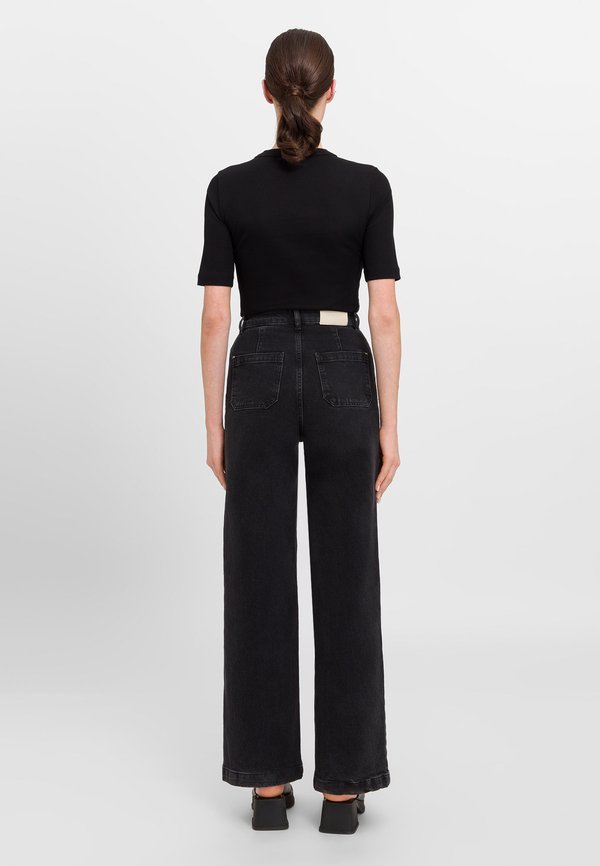 KRISTIN - Basic T-shirt4