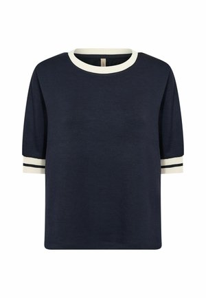 Tumši zils īsroku t-krekls ar ribotu baltu apkakli un manžetēm, manžetiņu malās melnas horizontālas svītras. Mīksta auduma tekstūra.