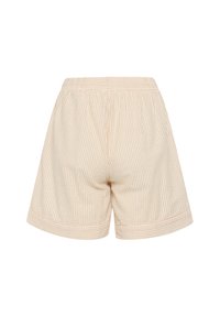 Beige csíkos rövidnadrág laza fitettel, rugalmas derékkal és felhajtott szegélyekkel. Puha anyagból készült, függőleges textúrával.