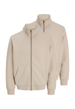Zwei beige Zip-Up-Jacken mit Stehkragen, Fronttaschen und gerippten Bündchen sowie Säumen, dargestellt vor weißem Hintergrund.