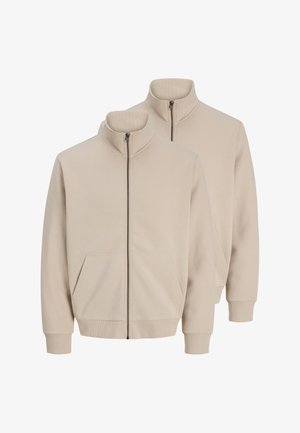 Due giacche beige con zip, collo a listino, tasche frontali e polsini e orli a coste, esposte su sfondo bianco.