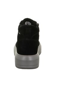 Baskets montantes en suède noir avec une semelle en caoutchouc gris, présentant un haut texturé, un col rembourré et une sangle à l'arrière pour un enfilage facile.