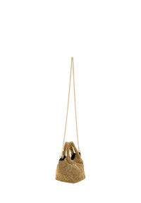 Kleine schwarz-goldene Mesh-Handtasche mit Kordelzugverschluss, Kettenriemen und strukturiertem Oberflächenmaterial. Verfügt über zwei obere Griffe und eine konische Form.