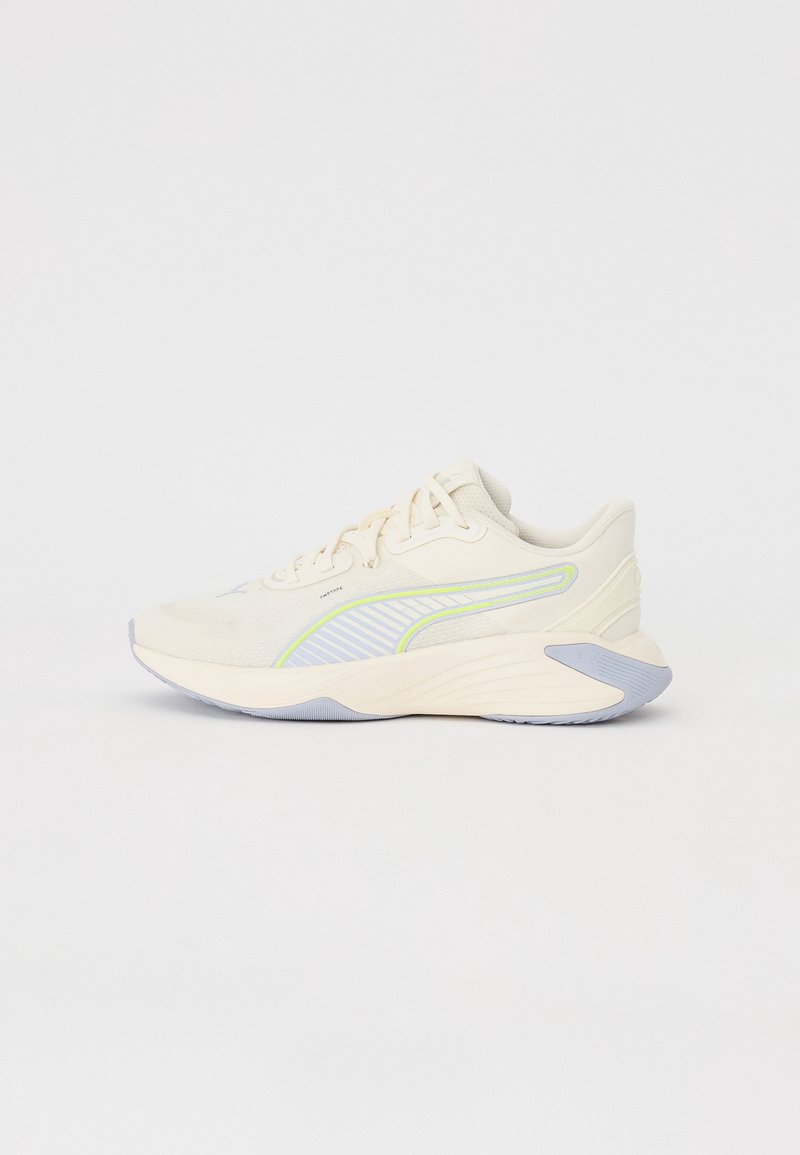 Béžové sportovní boty s jemně modrými a žlutými akcenty, polstrovanou podrážkou a tkaničkami, zobrazené z vnější strany na bílém pozadí.