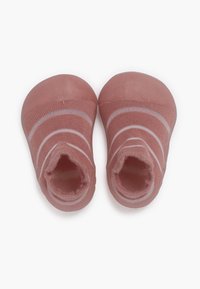 Scarpine rosa per bambino con una suola liscia simile alla gomma e una parte superiore in tessuto lavorato morbido, caratterizzata da strisce orizzontali bianche e aperture aderenti.
