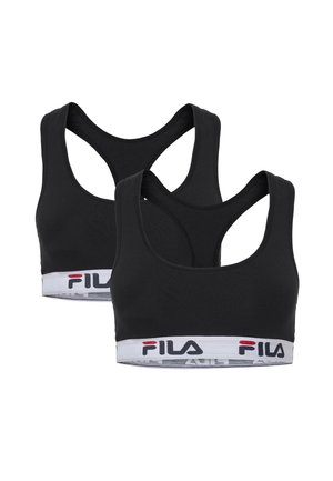 Dwa czarne sportowe biustonosze typu racerback z białymi elastycznymi paskami z logo marki FILA w kolorze czerwonym i czarnym.