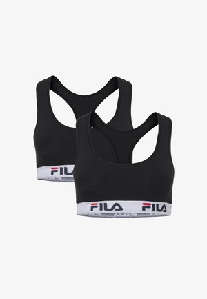 Dwa czarne sportowe biustonosze typu racerback z białymi elastycznymi paskami z logo marki FILA w kolorze czerwonym i czarnym.