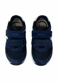 Zapatillas azul marino con material de malla y ante, punta redonda, doble correa de Velcro y acentos blancos en contraste. Logo de la marca visible.