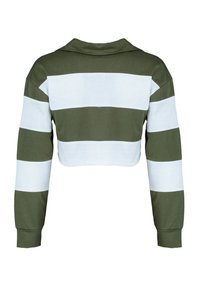 El sudadera recortada presenta franjas horizontales alternadas en verde oliva y blanco, mangas largas y un diseño de cuello plano.