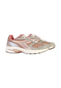 Sneaker leggere con un upper in rete grigia e rosa, dettagli bianchi e suola texturizzata; presentano laccetti e perforazioni per la traspirabilità.