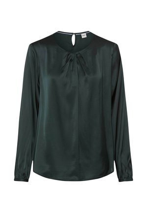 Donkergroene satijnen blouse met lange mouwen, afgeronde halslijn, centrale plooien en een sleutelgatopening aan de achterkant. Zachte, gladde textuur.