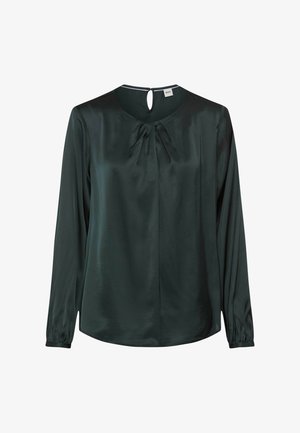Donkergroene satijnen blouse met lange mouwen, afgeronde halslijn, centrale plooien en een sleutelgatopening aan de achterkant. Zachte, gladde textuur.