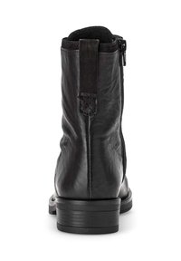 Zwarte leren enkelboots met een gestructureerde afwerking, ritsluiting en een laag, gestapeld hakje. Voorzien van een trekband voor gemakkelijk aan- en uittrekken.