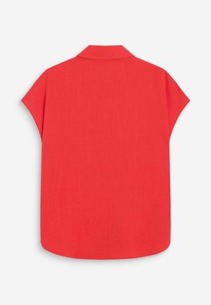 Chemise rouge à manches courtes avec un col, vue de dos sur un fond blanc uni.