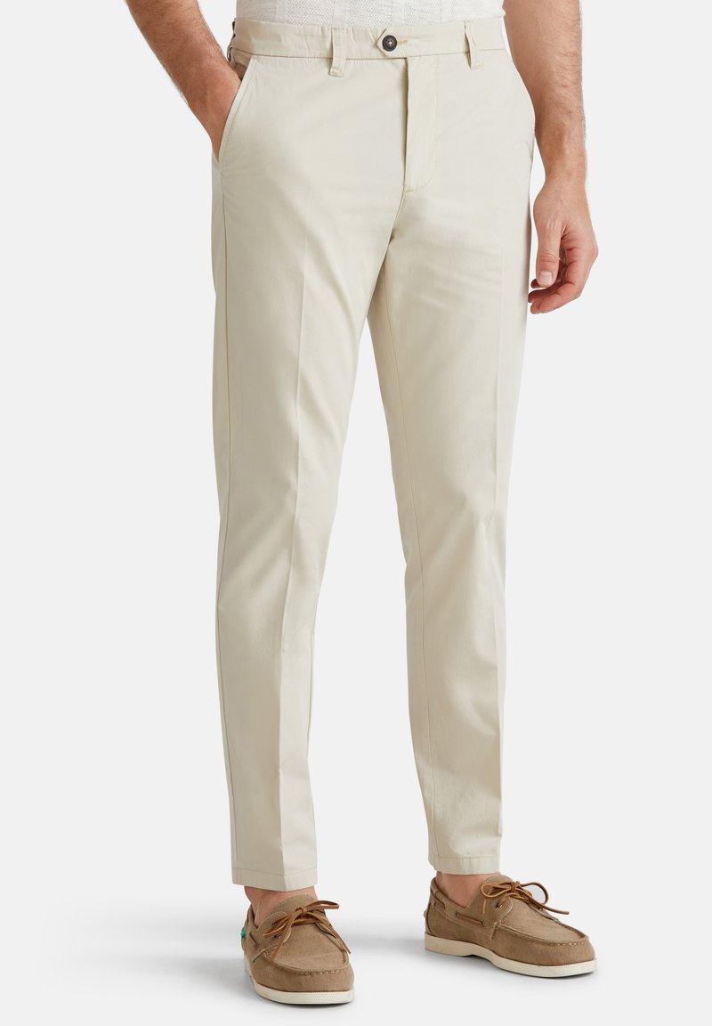 Chino beige realizzati in tessuto leggero, con una vestibilità su misura, tasche frontali, texture morbida e chiusura con un solo bottone in vita.