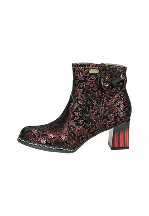 Stivaletto in pizzo nero con motivo floreale rosso. Punta arrotondata e tacco spesso. Dettaglio decorativo in tessuto a forma di fiore e cuciture a contrasto.