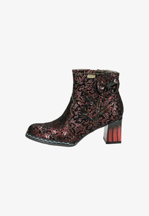 Bottine en dentelle noire avec motif floral rouge. Bout rond et talon épais. Détail en tissu décoratif en forme de fleur et couture contrastante.