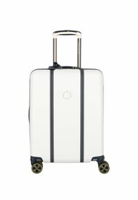 Maleta blanca con rayas marinas, mango telescópico plateado y ruedas negras con acentos amarillos. Superficie exterior dura y lisa.