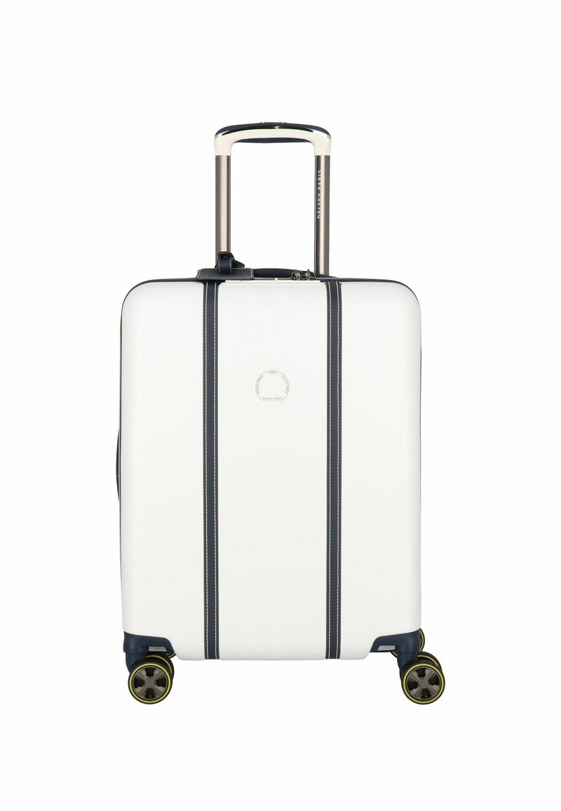 Maleta blanca con rayas marinas, mango telescópico plateado y ruedas negras con acentos amarillos. Superficie exterior dura y lisa.