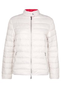 Bílá prošívaná bunda s stojatým límcem, předním zipem a kontrastním červeným vnitřkem. Má vodorovné prošití a boční kapsy na zip.
