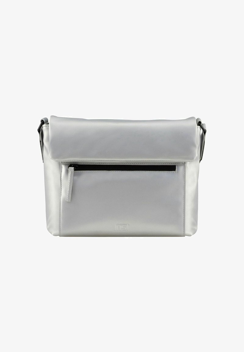 Silberne Messenger-Tasche mit Mattfinishing, gerolltem Klappendeckel, vorderer Reißverschlusstasche, verstellbarem Trageriemen und dezentem Markenlogo an der Unterseite.