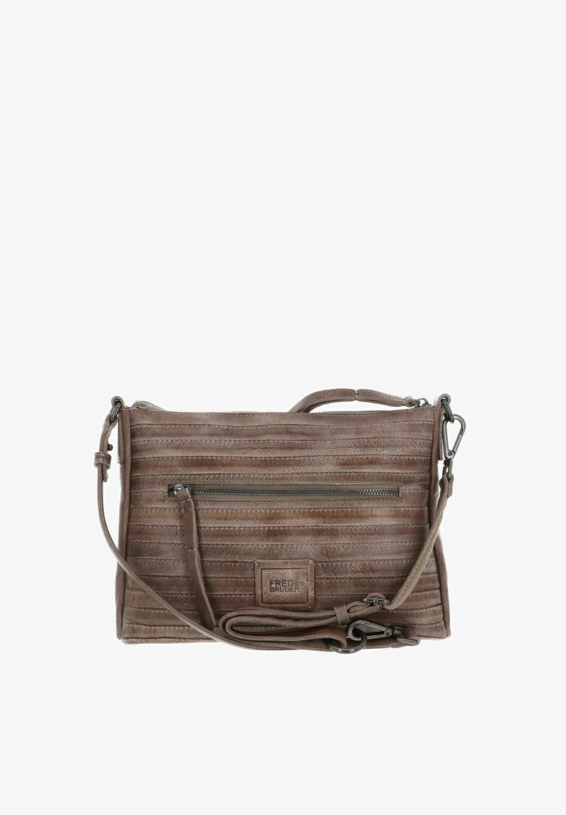 Braune Leder-Umhängetasche mit gestreifter Textur, ausgestattet mit einem Reißverschluss oben, einer Vordertasche und einem verstellbaren Riemen.