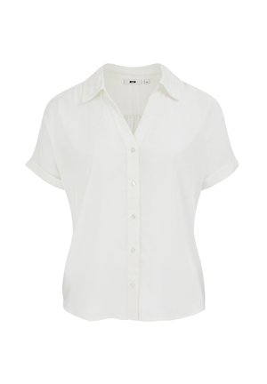 Fehér rövid ujjú blúz gallérral, gombos elülső résszel és enyhén felhajtott mandzsettákkal, egyszínű háttéren.