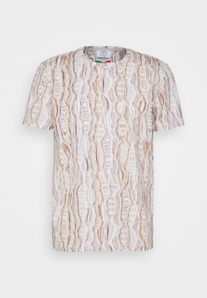 Kortarmige gebreide top met een gestructureerd, gedraaid kabelpatroon in beige, wit en lichtbruine tinten, met een ronde halslijn.