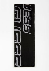Écharpe noire avec de grandes lettres grises "GUESS", fabriquée en tissu doux avec une texture lisse, de forme rectangulaire, avec des bords finis.
