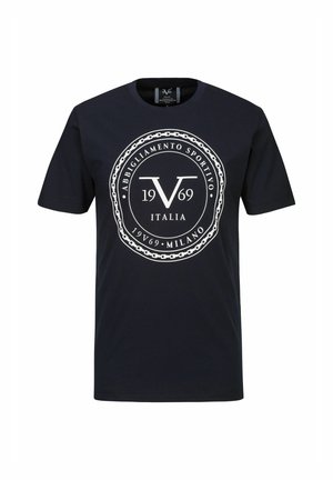 Marineblauwe katoenen T-shirt met korte mouwen en een ronde hals. Beschikt over een groot wit cirkelvormig logo met tekst en een kettingpatroon.
