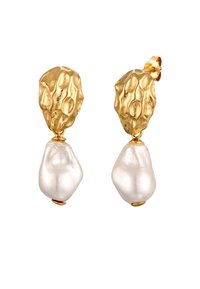 Boucles d'oreilles en or avec des sommets texturés et irréguliers, et une grande perle baroque blanche suspendue en dessous. Le matériel en or accentue le design.