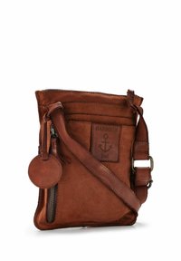 Borsa a tracolla in pelle marrone con superficie testurizzata, chiusura con cerniera, tracolla regolabile e una targhetta circolare con un disegno di un'ancora.