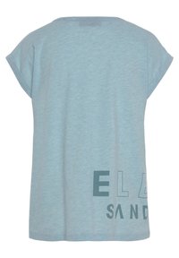 Hellblaues Kurzarm-T-Shirt, weiche Textur, lockere Passform, mit einem Grafikdruck des Textes "ELASAND" in Dunkelblau auf der unteren linken Seite.