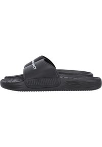 Zwarte schuifsandalen met een gladde matte afwerking, voorzien van brede banden en een gestructureerde buitenzool voor verbeterde grip. Logo gedrukt op de band.