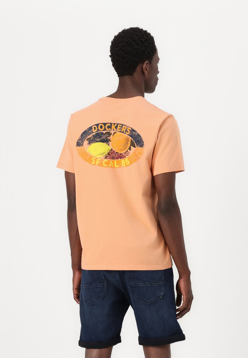 Bijak colored cotton t-skjorte med grafisk trykk på baksiden. Designet inkluderer frukter og tekst i blått og gult, kortermet og klassisk passform.