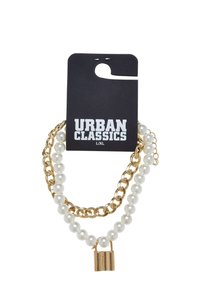 Złoty naszyjnik łańcuszkowy z białymi perłowymi akcentami i detalem w postaci zamka, zamontowany na czarnej karcie z brandingiem "URBAN CLASSICS".