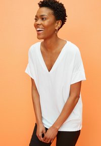 Next - RICH PREMIUM V NECK PETITE - Basic póló - white Miniatűr kép 1