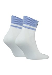 Calcetines tobilleros blancos con un puño acanalado a rayas azules. Hechos de una tela suave, con una textura lisa y una forma estándar de calcetín.