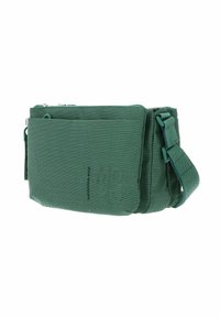 Sac bandoulière en tissu vert avec une surface texturée, doté d'une fermeture éclair, d'une bandoulière réglable et d'un logo discret sur le devant.
