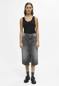 Sort tanktop, grå denim midi-nederdel med for-split, to forlommer, sat sammen med sorte spænde-sko og grå sokker.