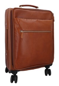 Brun læder håndbagage kuffert med front lynlåslomme, top håndtag og fire sorte roterende hjul på hvid baggrund.